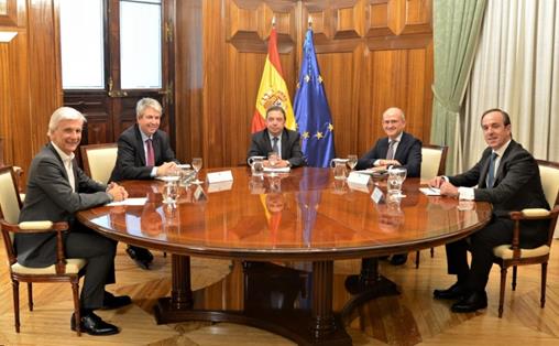 Luis Planas se reúne con los representantes de la industria alimentaria para analizar sus aportaciones a la Estrategia Nacional de Alimentación 