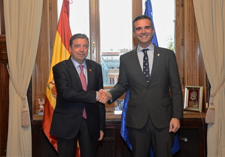 Luis Planas analiza con el consejero de Agricultura de Andalucía los principales asuntos agrarios y pesqueros que afectan a esta comunidad autónoma foto 3