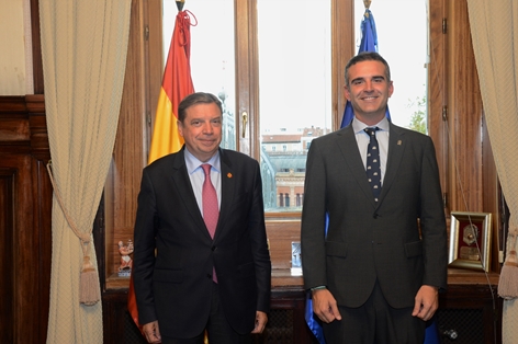 Luis Planas analiza con el consejero de Agricultura de Andalucía los principales asuntos agrarios y pesqueros que afectan a esta comunidad autónoma 