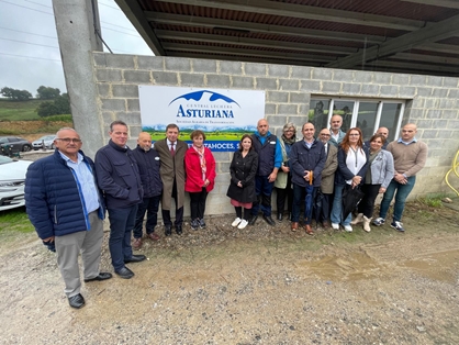 Luis Planas visita la ganadería familiar de producción lechera de Tahoces, en Asturias 