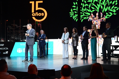 Luis Planas recibe el reconocimiento de Fruit Attraction por el apoyo del ministerio a la feria internacional de frutas y hortalizas foto 3