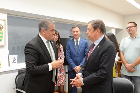 Luis Planas mantiene un encuentro con el alcalde de Parla  foto 4