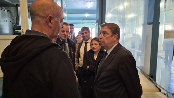 Luis Planas visita el puerto de Cudillero, que concentra el mayor número de buques pesqueros de Asturias foto 5