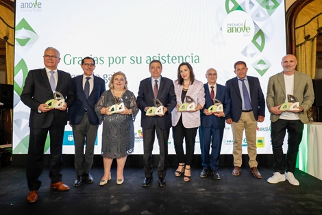 Luis Planas recibe el premio honorífico de Anove por el trabajo en favor de las nuevas técnicas de edición genética durante la Presidencia española de la UE  