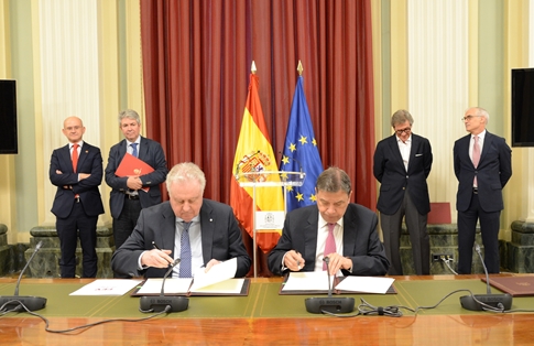 En la firma del protocolo entre el Ministerio y la Federación Española del Vino foto 3