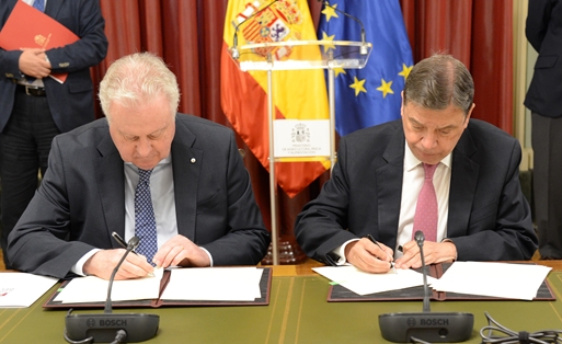 En la firma del protocolo entre el Ministerio y la Federación Española del Vino foto 2