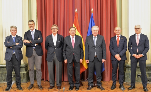 En la firma del protocolo entre el Ministerio y la Federación Española del Vino foto 4