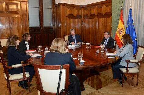 Luis Planas se reúne con la directora ejecutiva de Carrefour España foto 3