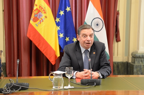 El ministro Luis Planas se reúne con el ministro de Transporte por carretera y autopistas de India, Nitin Gadkari foto 2