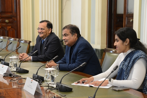 El ministro Luis Planas se reúne con el ministro de Transporte por carretera y autopistas de India, Nitin Gadkari foto 3