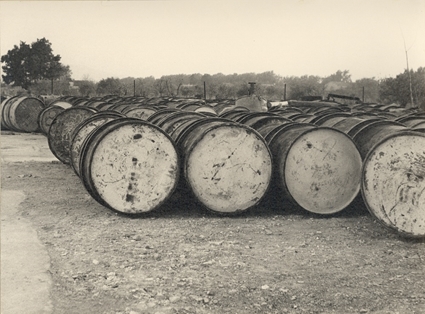 Bidones de aceite preparados para el consumo, Tortosa (Tarragona).
Autor: Eudaldo Pedrola Millán. 1955. MAPA.
