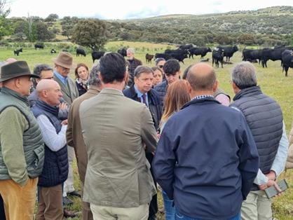 Luis Planas destaca el compromiso del Gobierno con la ganadería extensiva foto 2