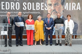 
				
			
				En la entrega del I Premio Pedro Solbes Mira de estudios en materia agroalimentaria, pesquera y acuícola
			
				