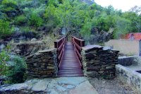 Pasarela de madera sobre el arroyo Ropinal