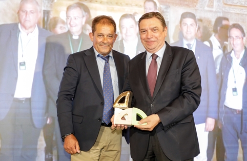 Luis Planas recibe el premio honorífico de Anove por el trabajo en favor de las nuevas técnicas de edición genética durante la Presidencia española de la UE  foto 3