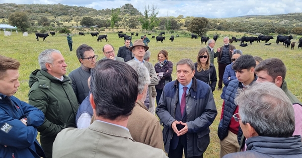 Luis Planas destaca el compromiso del Gobierno con la ganadería extensiva 